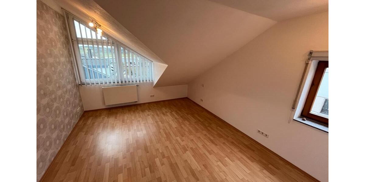 Dachgeschoßwohnung Stödtlen - 4 Zimmer, 120 m&sup2;, 799&euro; | Angebot:25886785