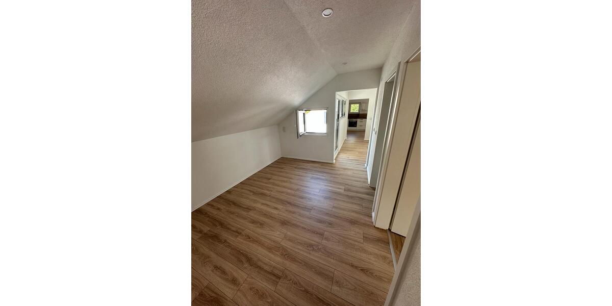 Dachgeschoßwohnung Ellwangen (Jagst) - 3 Zimmer, 85 m&sup2;, 950&euro; | Angebot:25843439