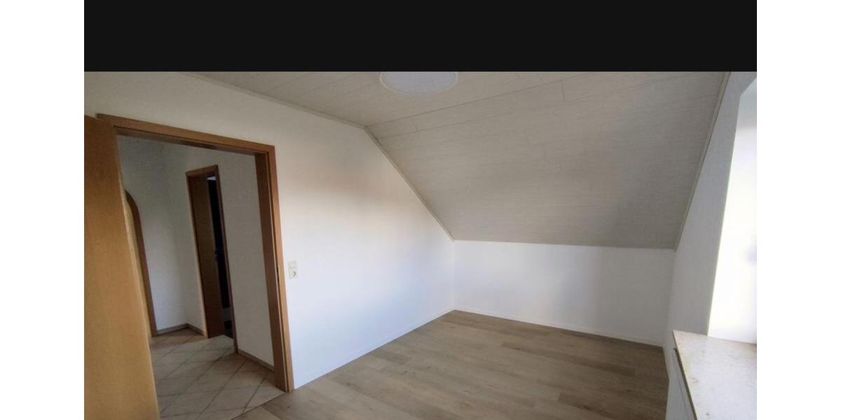 Dachgeschoßwohnung Böbingen an der Rems - 3.5 Zimmer, 82 m&sup2;, 900&euro; | Angebot:26003096