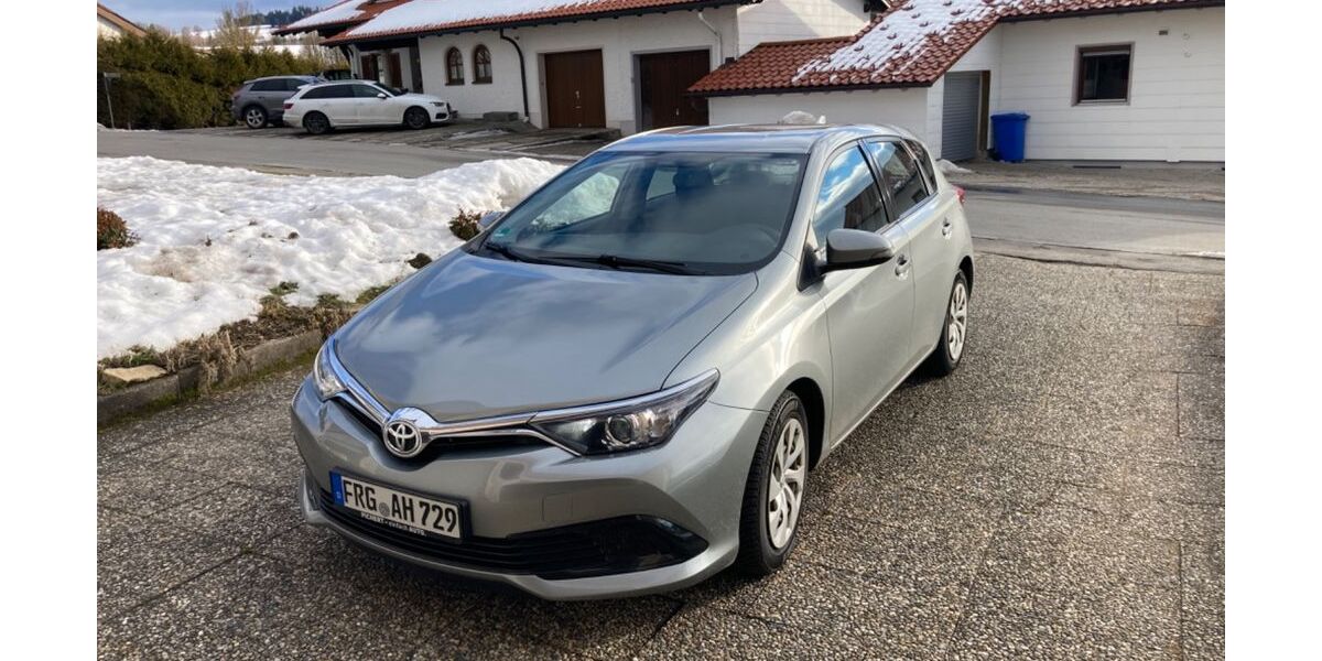 Toyota Auris 68.200 km 10.900 &euro; Giengen 89537
