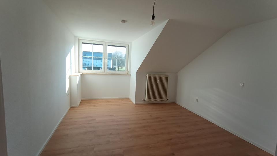 Dachgeschoßwohnung Westhausen - 3.5 Zimmer, 86 m&sup2;, 775&euro; | Angebot:25760638