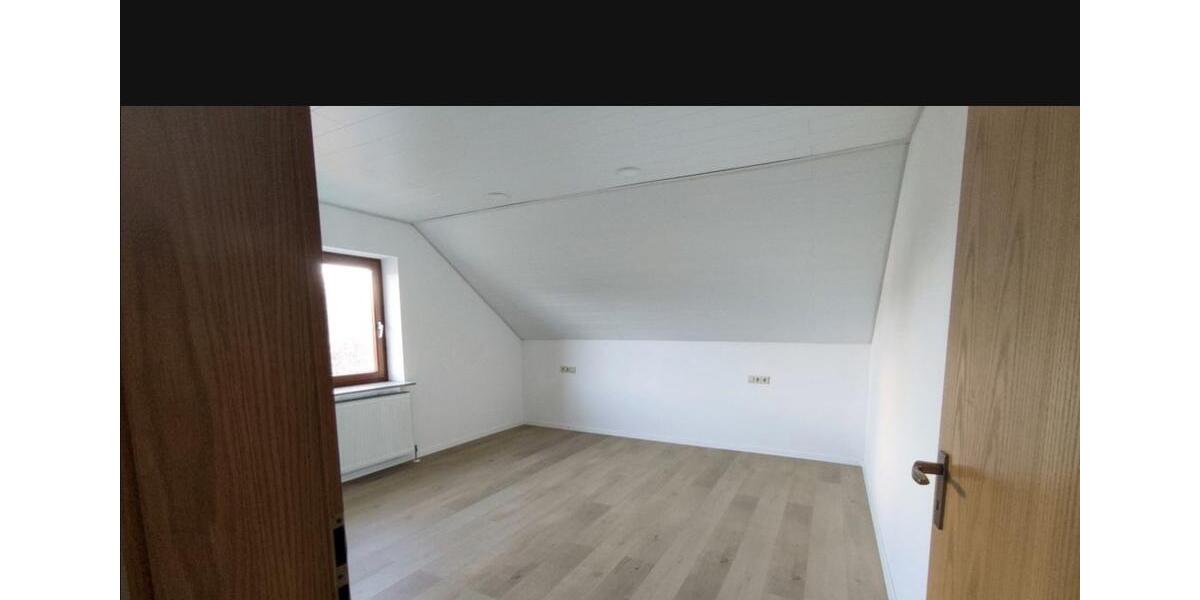 Dachgeschoßwohnung Böbingen an der Rems - 3.5 Zimmer, 82 m&sup2;, 900&euro; | Angebot:26003096