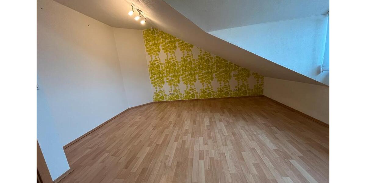 Dachgeschoßwohnung Stödtlen - 4 Zimmer, 120 m&sup2;, 799&euro; | Angebot:25886785