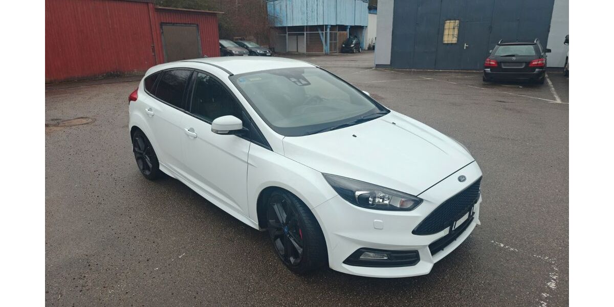 Ford Focus 97.692 km 12.200 &euro; Mögglingen 73563