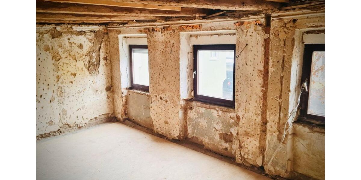 Doppelhaushälfte Ellwangen (Jagst) - 6 Zimmer, 180 m&sup2;, 120.000&euro; | Angebot:25171076