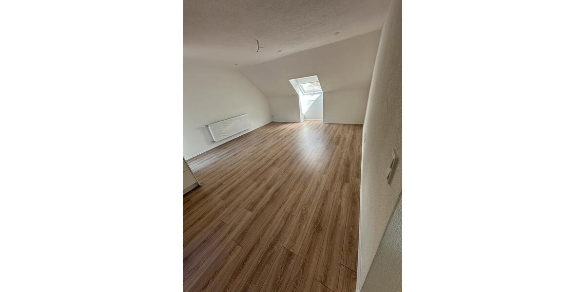Dachgeschoßwohnung Ellwangen (Jagst) - 3 Zimmer, 85 m&sup2;, 950&euro; | Angebot:25843439