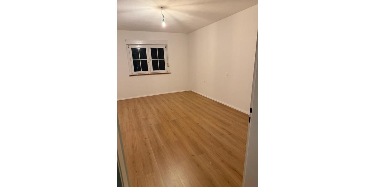 Etagenwohnung Aalen Ebnat - 7 Zimmer, 150 m&sup2;, 2.000&euro; | Angebot:25300800