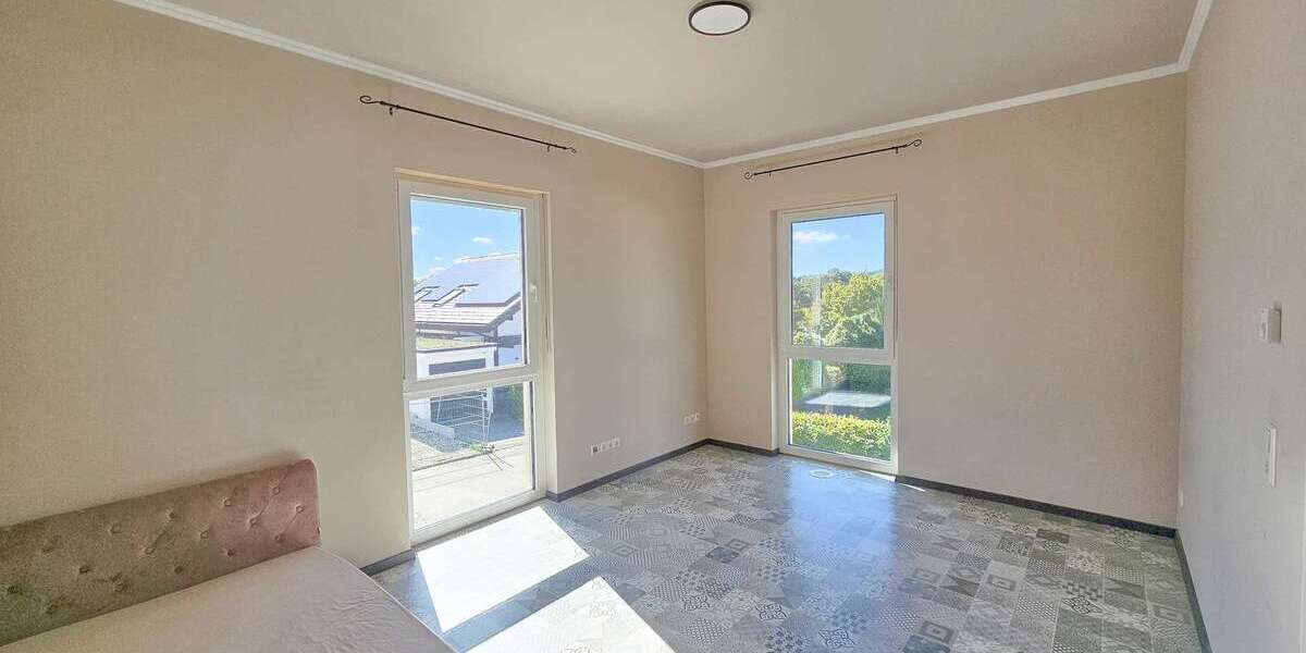 Neuwertige Stadtvilla mit ca. 160 m² Wohnfläche, Garten & 3 Stellplätzen, Energieklasse A - Einfamilienhaus Ottenbach | Angebot:27532436
