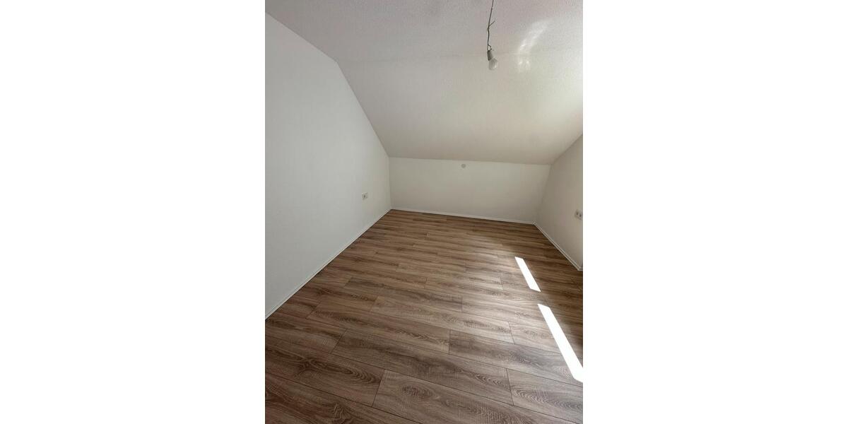 Dachgeschoßwohnung Ellwangen (Jagst) - 3 Zimmer, 85 m&sup2;, 950&euro; | Angebot:25843439